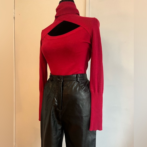 Turtleneck sweater with cutout detail in fuchsia pink - Picture 3 of 3